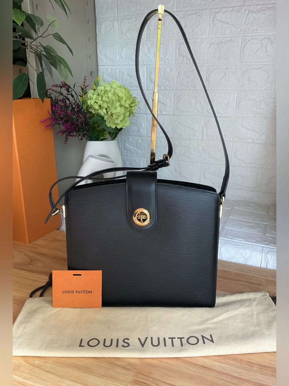 ✅AUTHENTIC LV Black Epi Leather Shoulder Bag Gold-Tone Turnlock LOUIS VUITTON